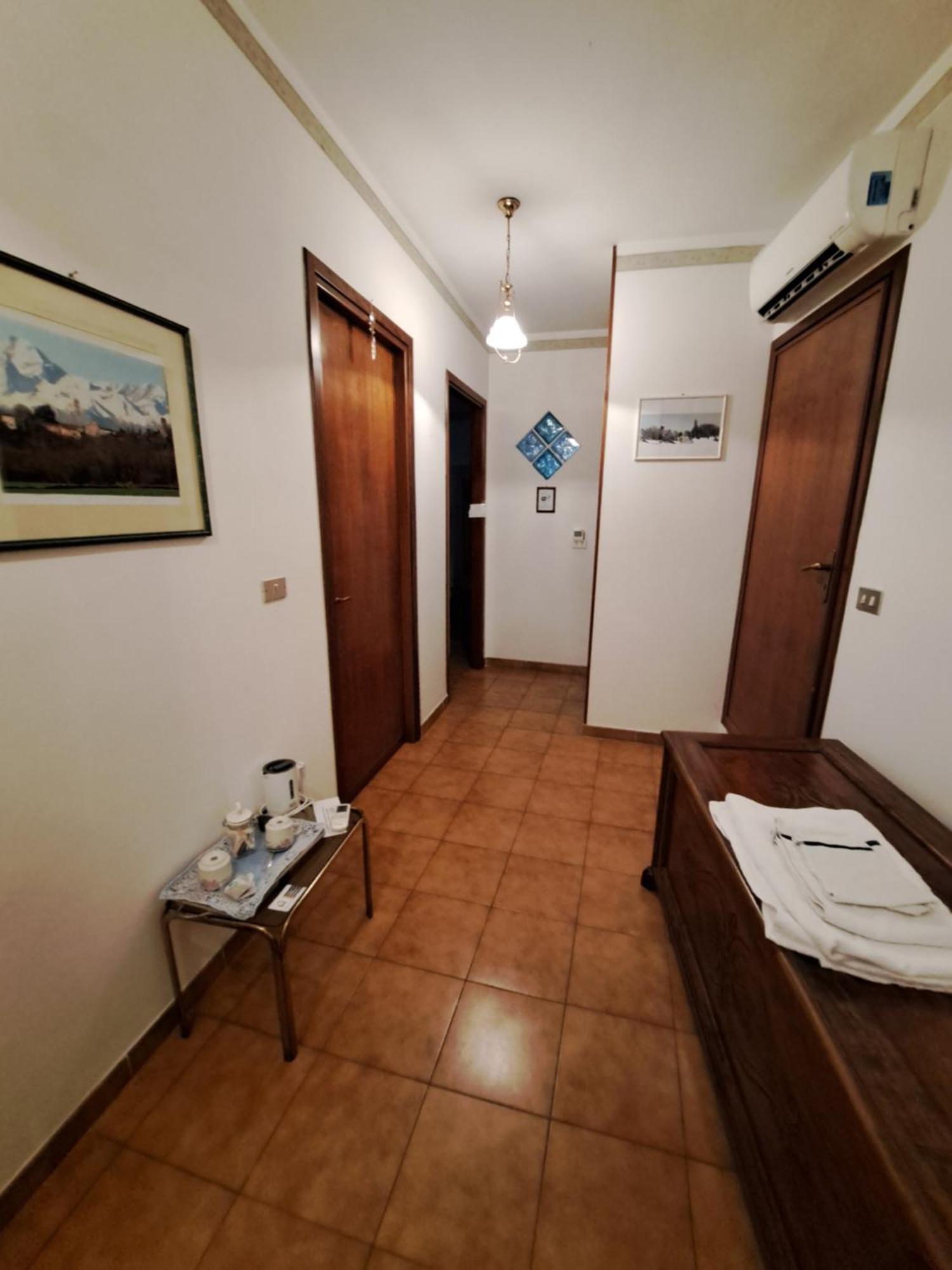 B&B La Casa Gialla Di Luca Mazzè Eksteriør billede