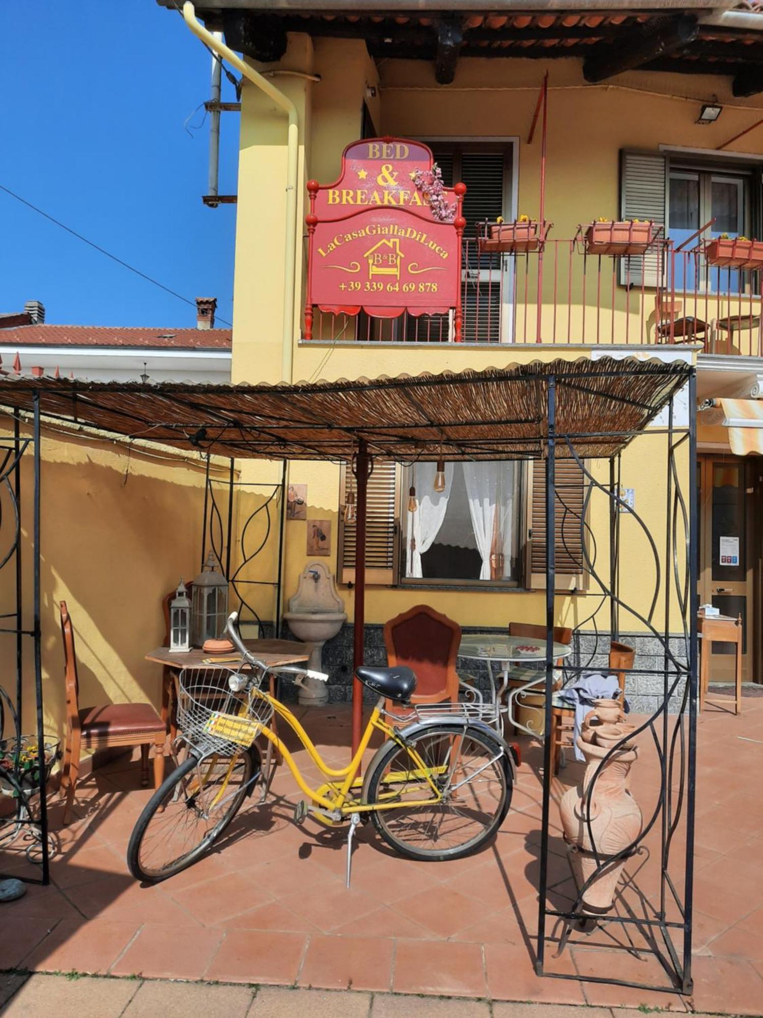 B&B La Casa Gialla Di Luca Mazzè Eksteriør billede